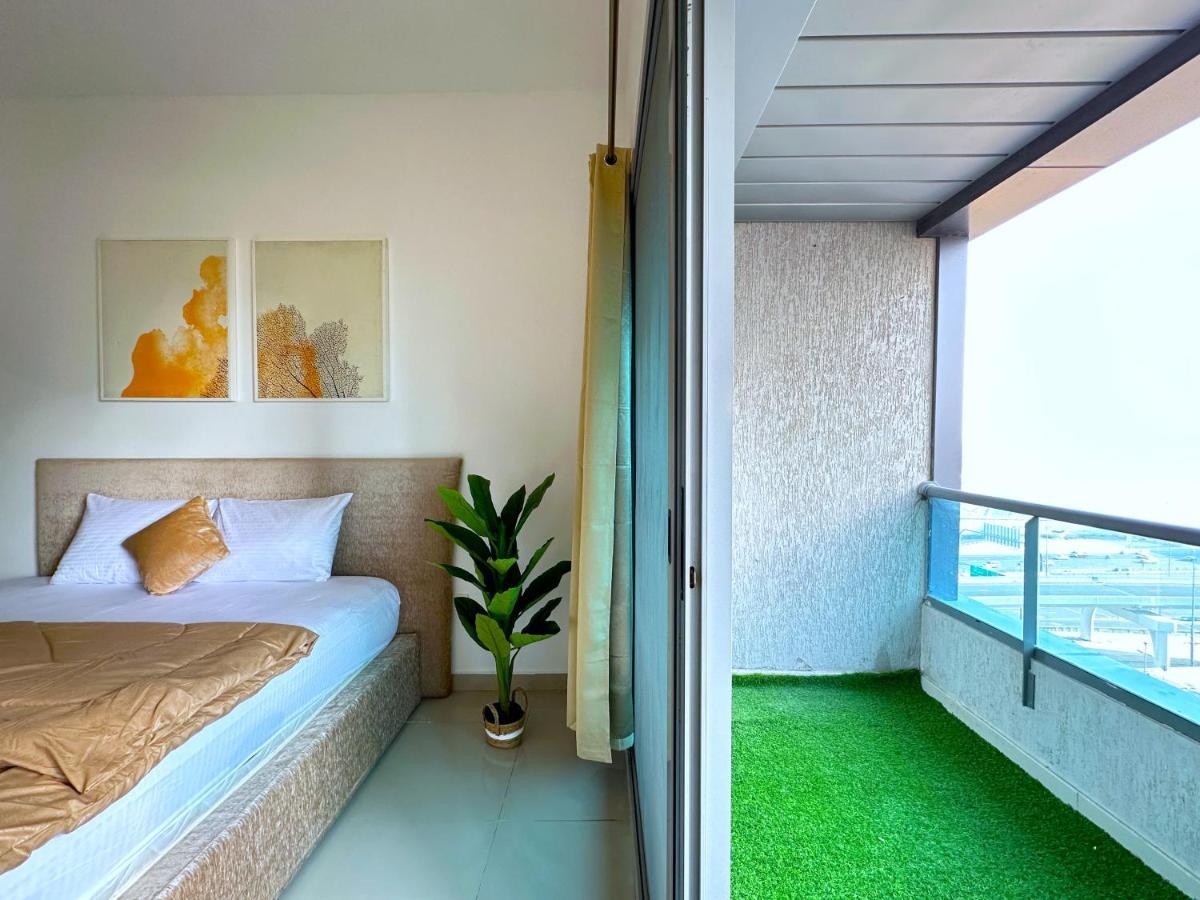 Luxury & Centric Flat With Balcony Views In Marina Lägenhet Dubai Exteriör bild